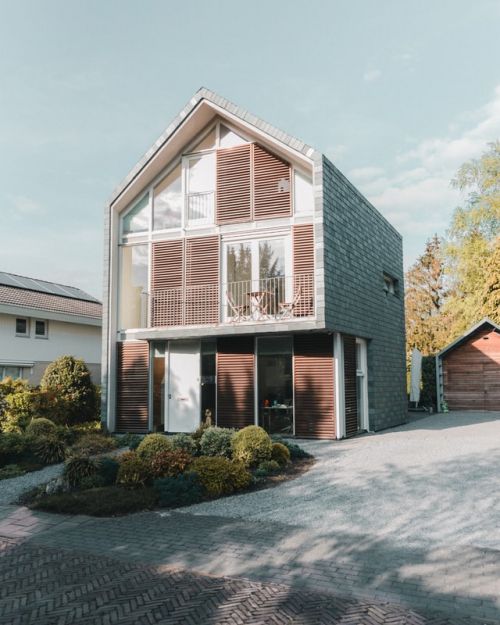 Une maison à étages de style scandinave qui offre plus d'espace habitable