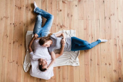 Couple couché sur un plancher chauffant