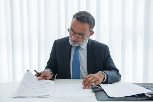 Notaire vérifiant le contrat de prêt d'un prêteur privé