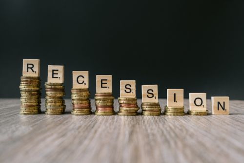 Le mot « récession » sur les pièces en baisse