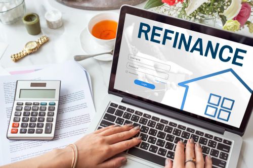 Emprunteur faisant une demande de refinancement en ligne