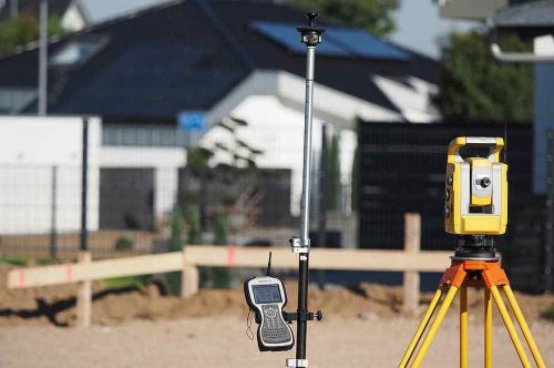 The role of a land surveyor when buying a house in quebec