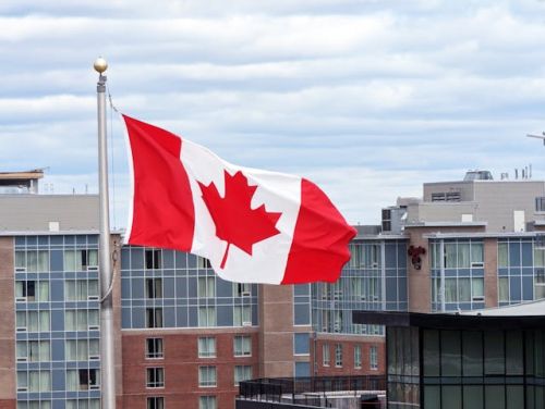 Drapeau du Canada devant des bâtiments