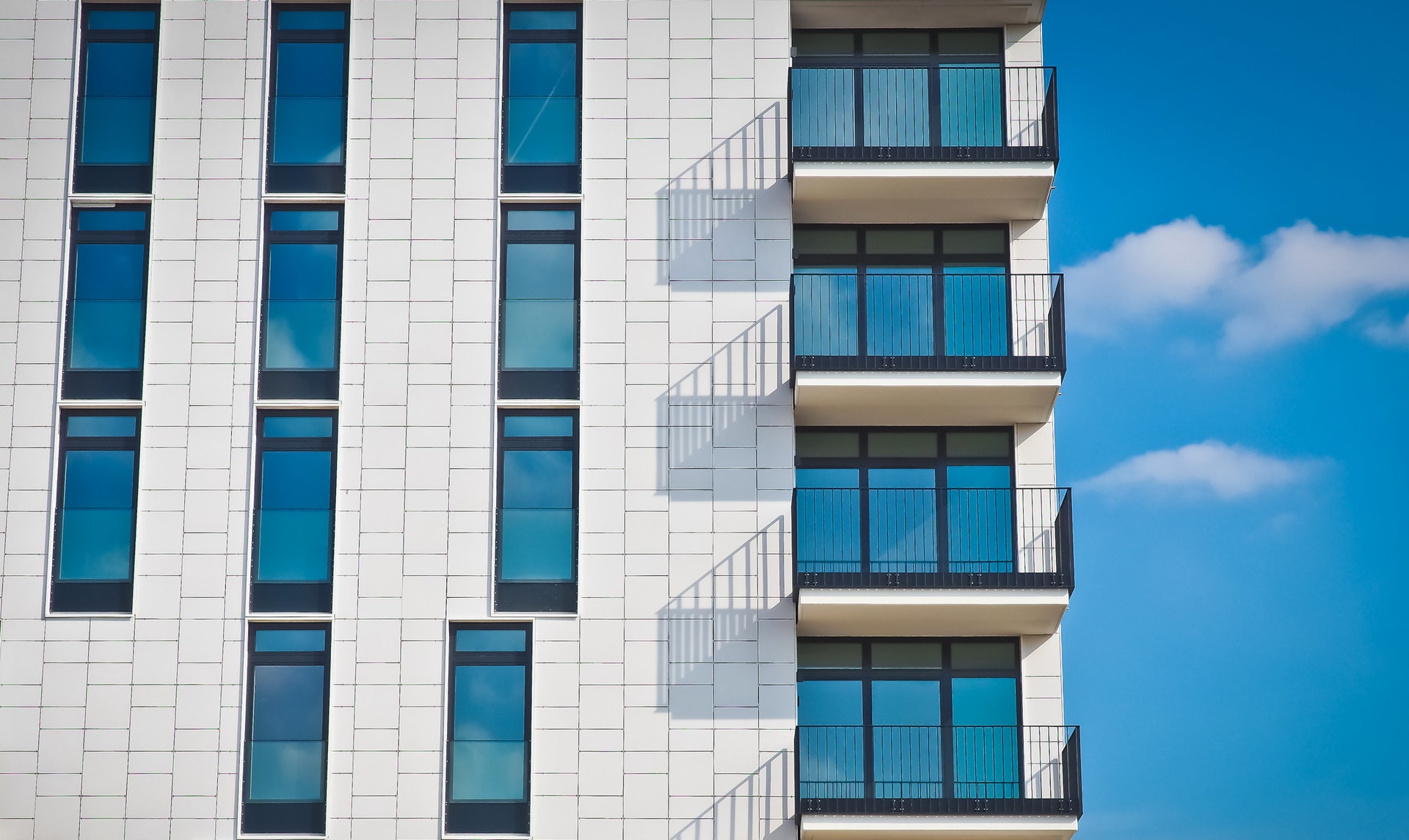 Immeuble à condos blanc