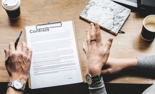 The mortgage broker explains mortgage contract