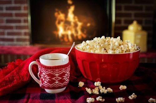 tasse de café et popcorn devant le feu_Acheter un chalet: ce qu'il faut savoir_XpertSource
