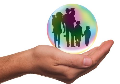 famille dans une bulle_Comment choisir son assurance vie?_XpertSource