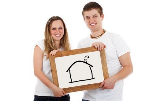 Couple prévoyant l'achat d'une maison neuve